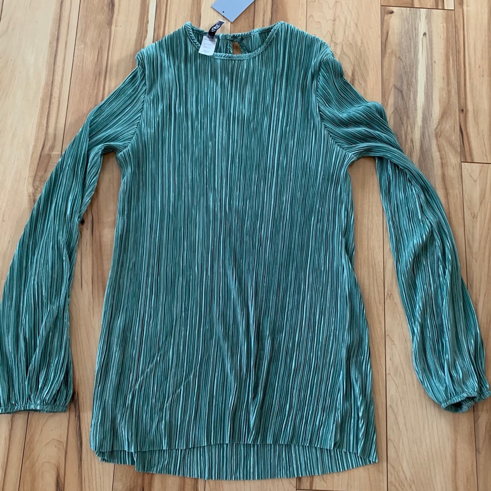 NWT Cute balloon sleeve top